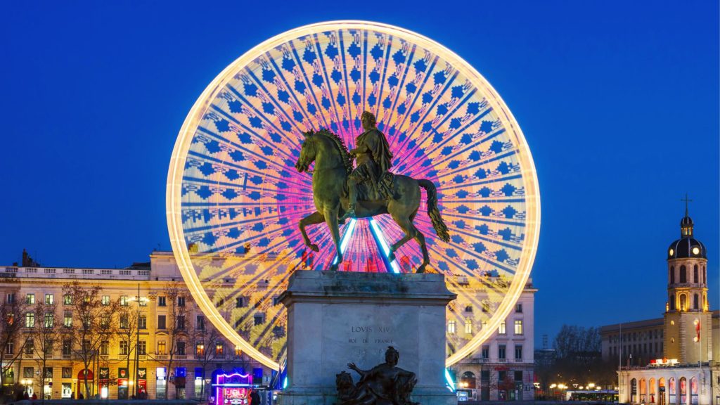 La statue de Louis XIV et son auréole sur la place Bellecour à Lyon